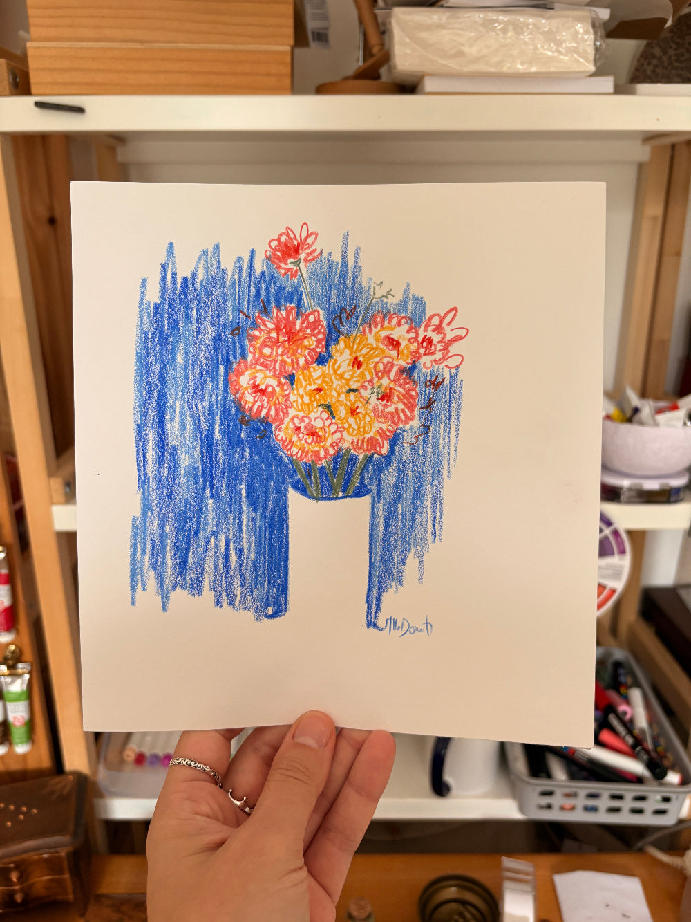 Dessin d'un bouquet de fleur sur un fond bleu, le vase est en négatif