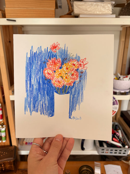 Dessin d'un bouquet de fleur sur un fond bleu, le vase est en négatif
