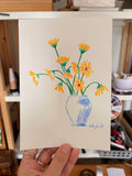 Dessin d'un bouquet de fleurs jaunes dans un vase bleu