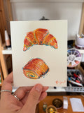 Dessin d'un croissant et d'un chocolatine aux crayons de couleur