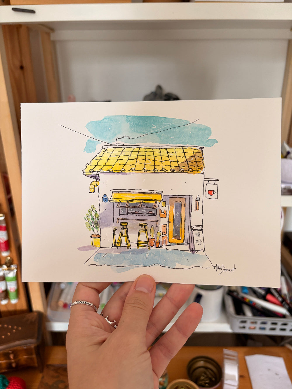 Dessin d'un petit café aux tuiles jaune