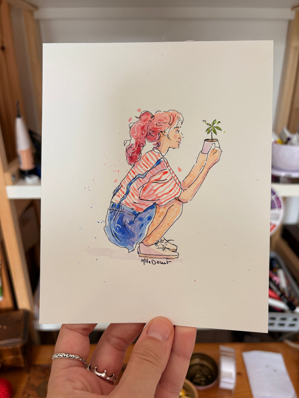 Dessin d'une jeune fille accroupie qui regarde une plante pousser