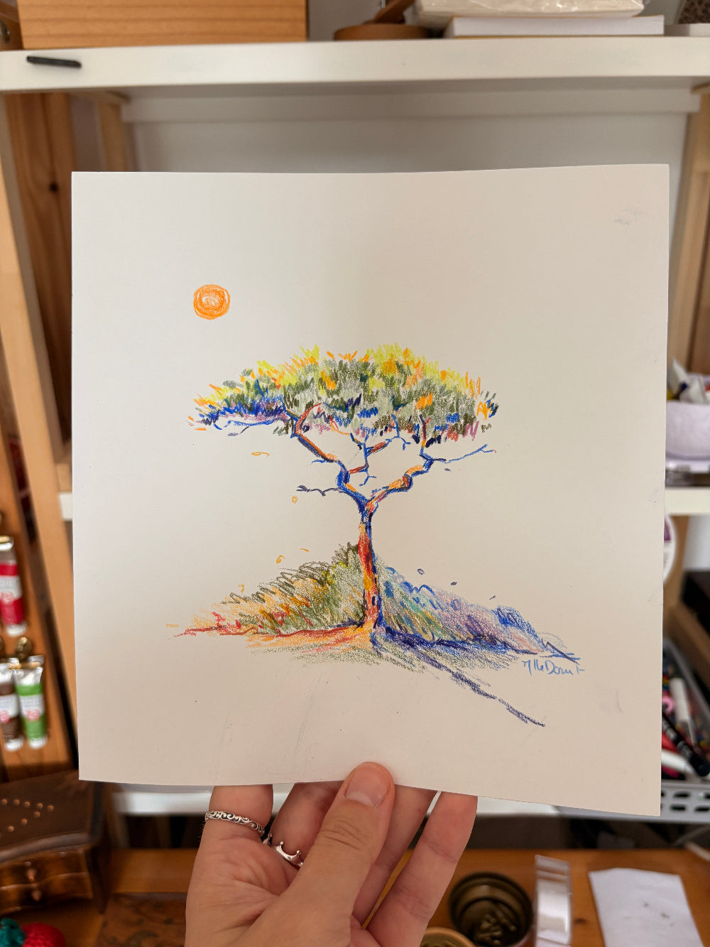Dessin d'un pin au soleil aux crayons de couleur
