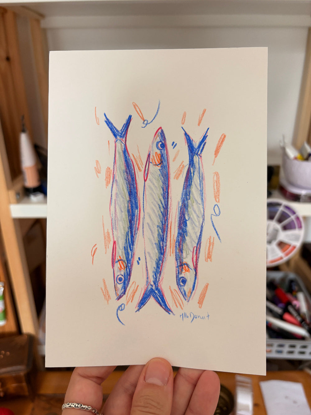 Dessin de 3 sardines aux crayons de couleur