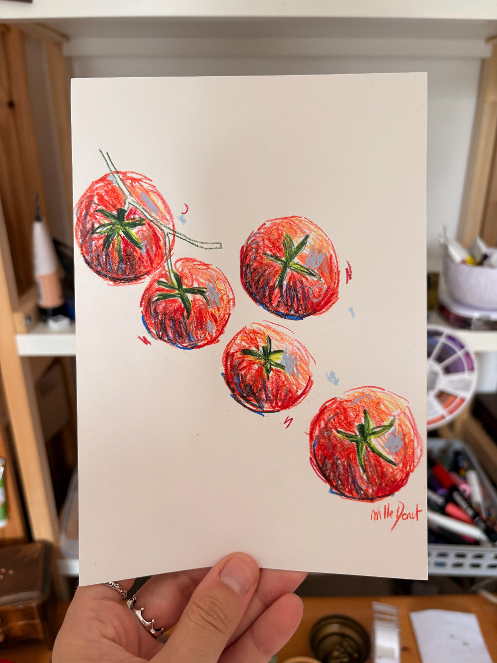 Dessin de 5 tomates aux crayons de couleur 